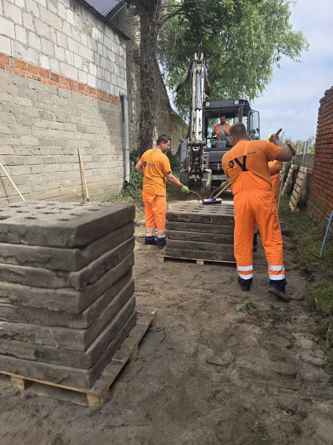 Boguszyn: Ruszył remont drogi. Znikają ażurowe płyty