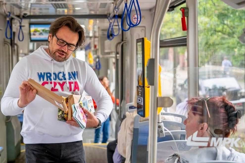 BookTram wyjechał na ulice Wrocławia. Książki trafiły do pasażerów tramwaju