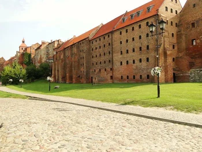 Brama Wodna w Grudziądzu z odnowionymi kratami. Przejście pozostanie otwarte