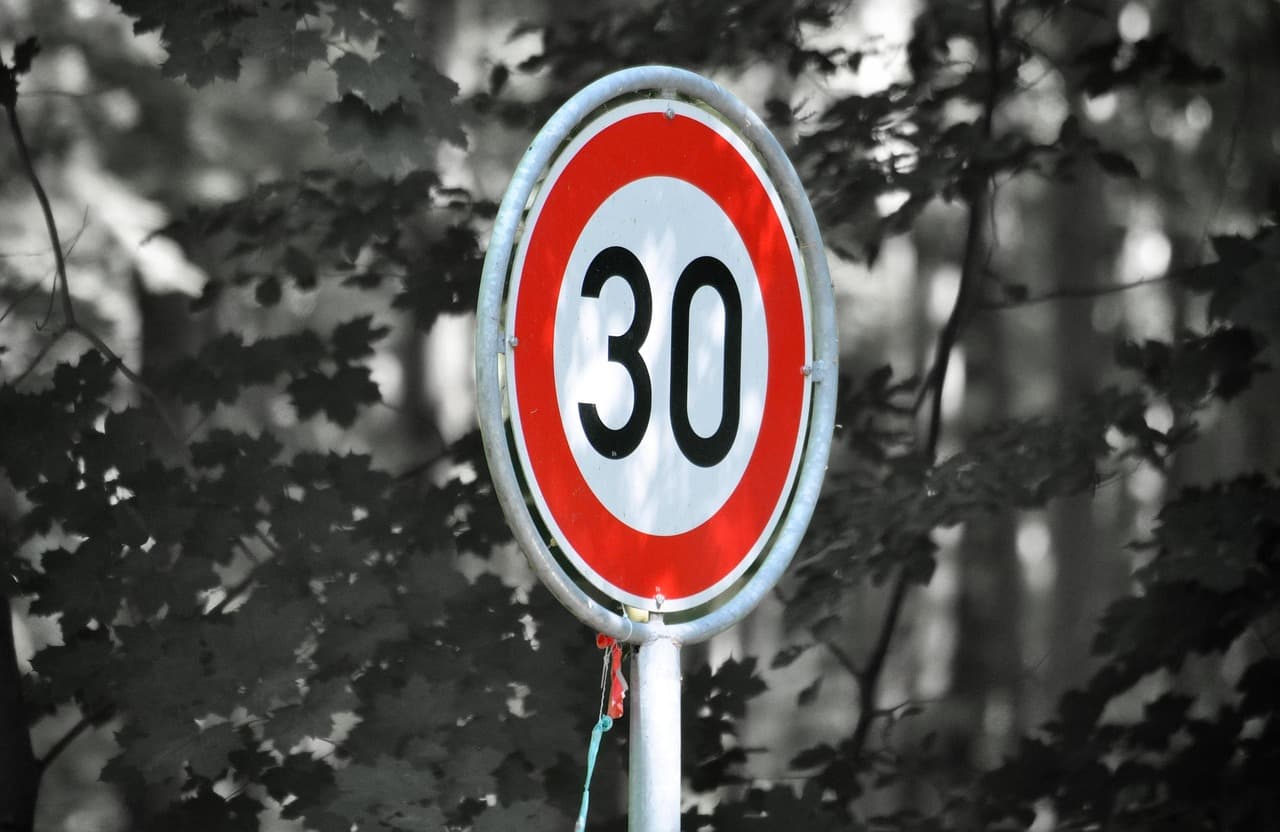 Brwinów szykuje wielką strefę „Tempo 30”. Zmiany w ruchu objęły znaczny obszar miasta