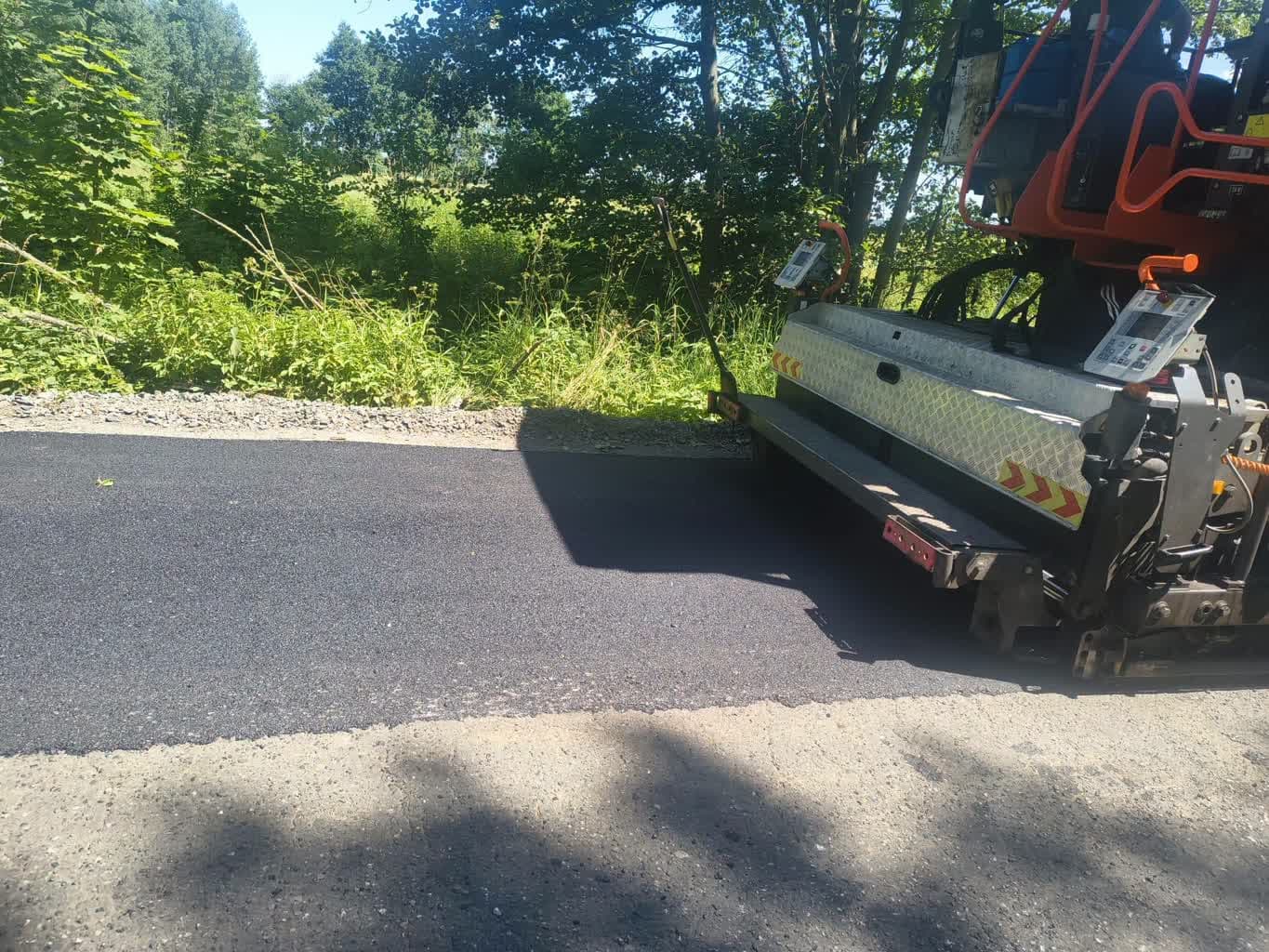 Budowa drogi w Bukowinie Bobrzańskiej na ukończeniu