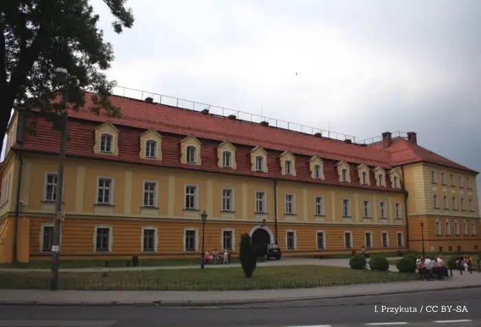 Budynek usługowy przy Mościckiego rośnie. Widać już fundamenty