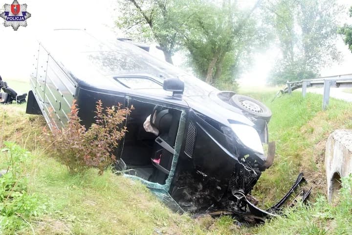 Bus dachował na DK-74 pod Zamościem. Dwie kobiety trafiły do szpitala