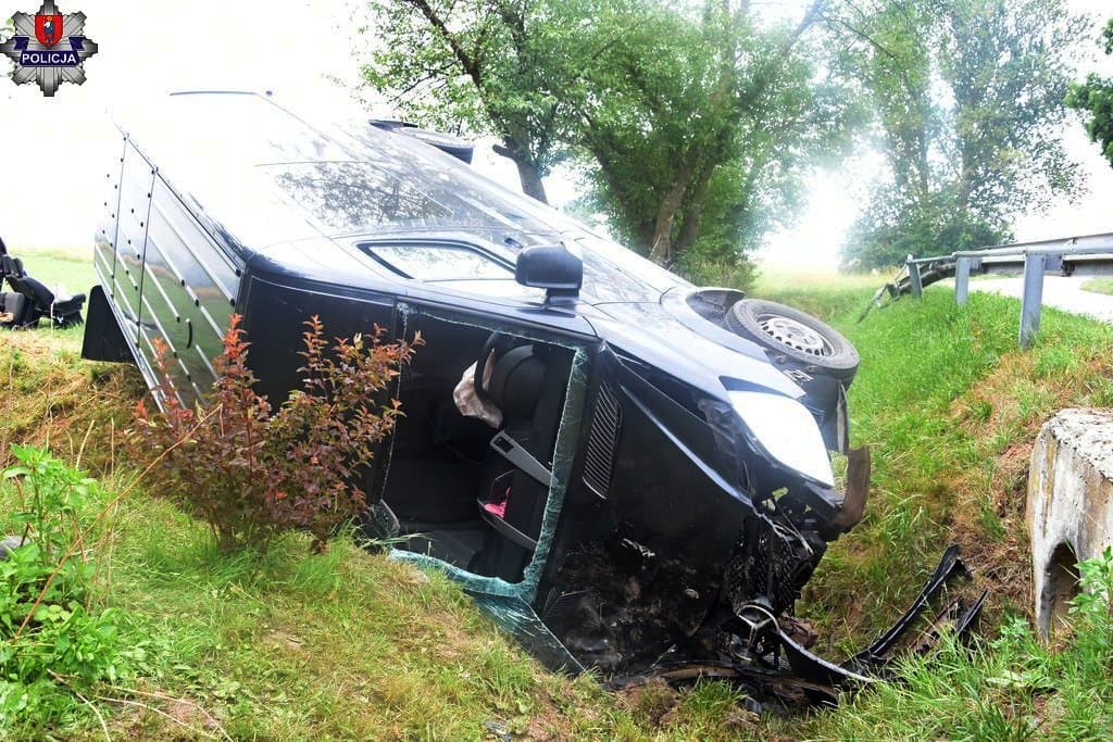 Bus dachował na DK74 w miejscowości Gorajec-Zastawie. Dwie kobiety trafiły do szpitala