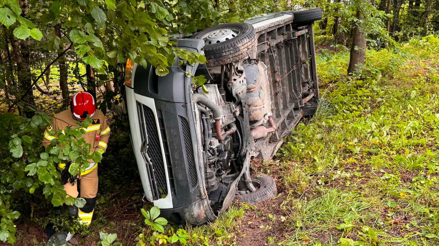 Bus wypadł z drogi na DW991 w Węglówce