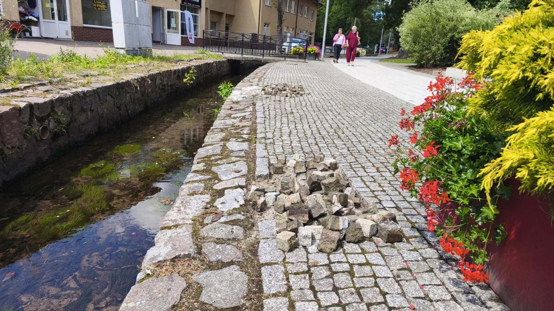 Była rolka, jest… reakcja. Bruk w centrum Goleniowa wraca na właściwe miejsce