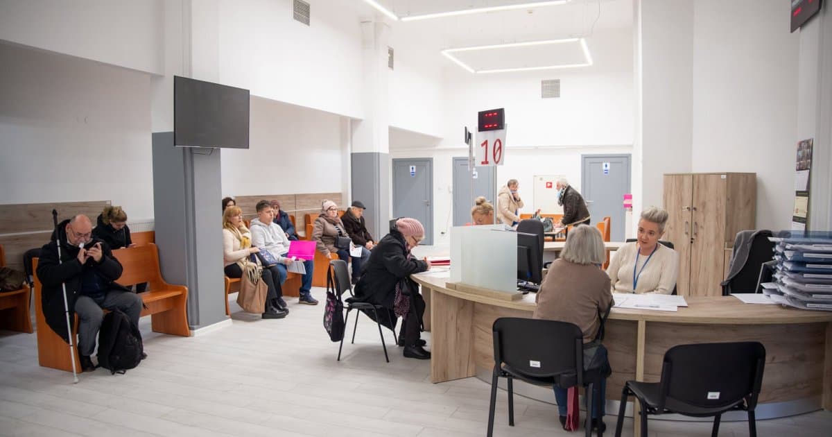 Była w ósmym miesiącu ciąży. Przez dwie godziny czekała w kolejce do urzędu