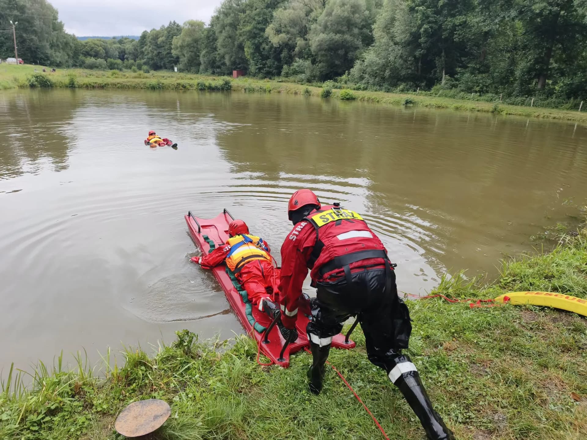 BYSTRZYCA KŁODZKA. Strażacy ćwiczyli ratownictwo wodne na stawach PZW