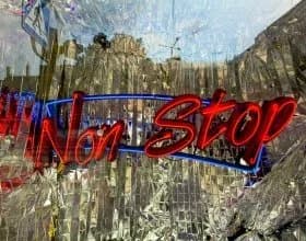 Bytom: Neon Non Stop z Chorzowa zaświecił w witrynie przy ul. Piłsudskiego