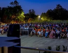 Bytom: Plenerowe Becekino w Miechowicach 24 lipca - austriacka komedia "Paw zwyczajny" **Powód:** Tytuł jest niekompletny - brakuje zamykającego znaku cudzysłowu przy tytule filmu. Powinno być: "Paw zwyczajny"
