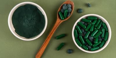 Chlorella czy spirulina? Porównanie właściwości, składu i działania popularnych alg