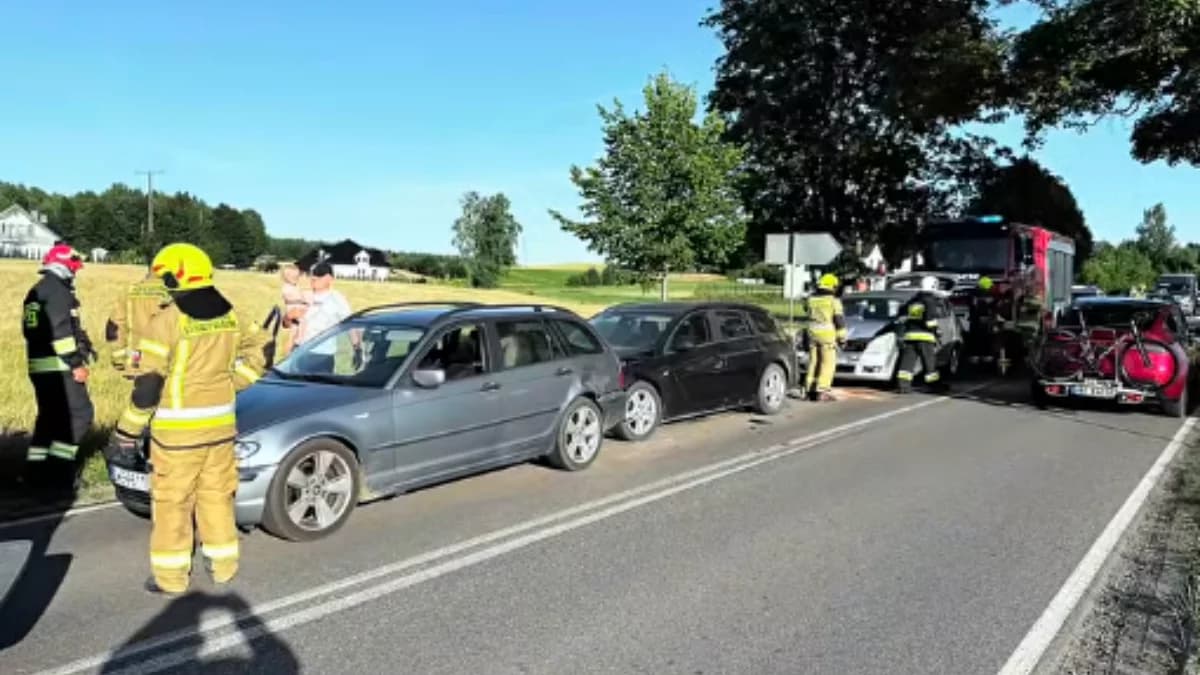 Chwile grozy na DW214. Trzy samochody zderzyły się, ruch odbywa się wahadłowo