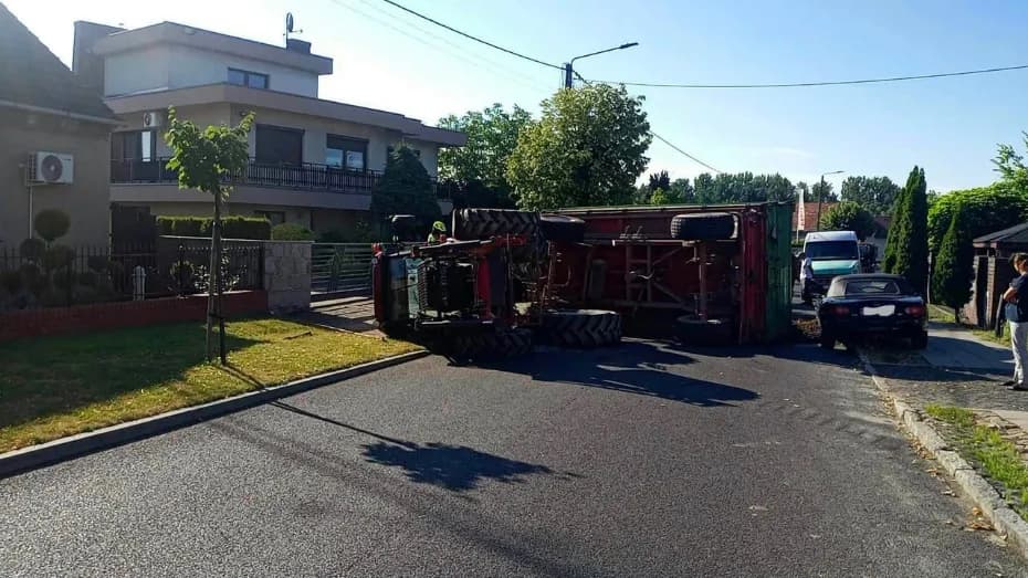 Ciągnik i przyczepa leżące na drodze, 46-latek z Jarocina bez uprawnień