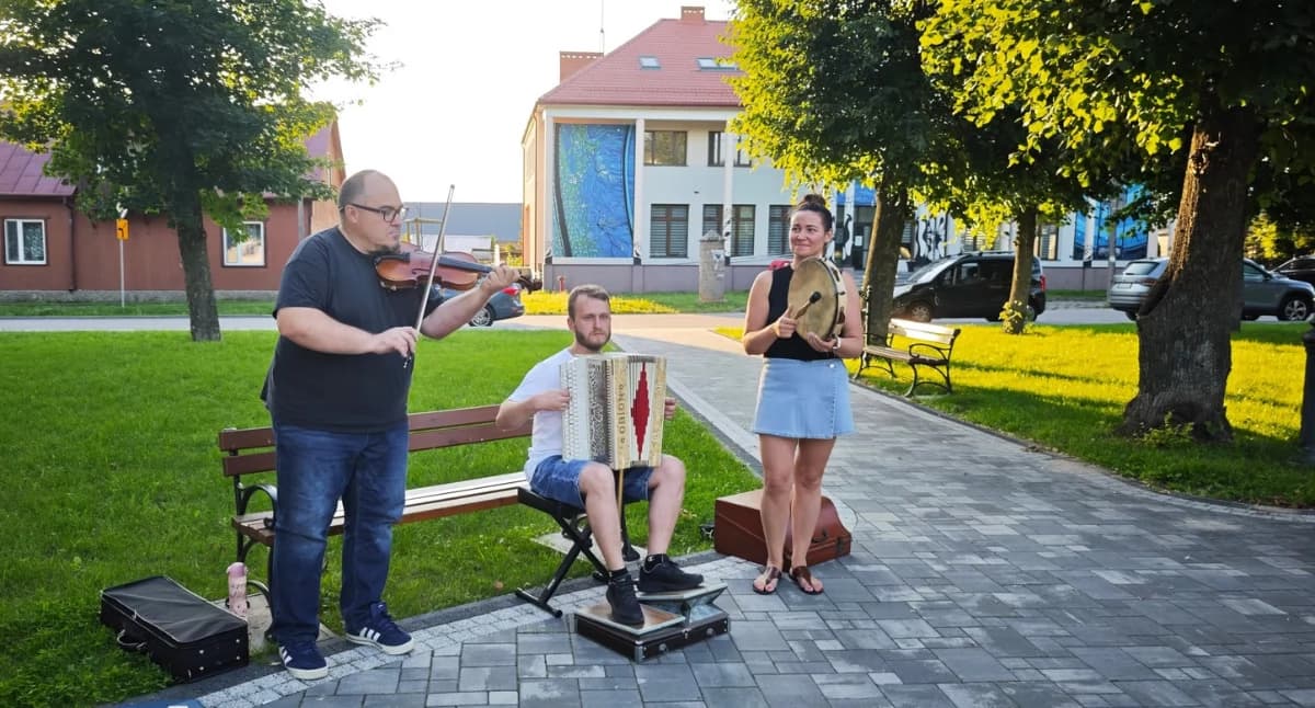 Ciepły wieczór, parkowa ławka i dźwięk ped…
