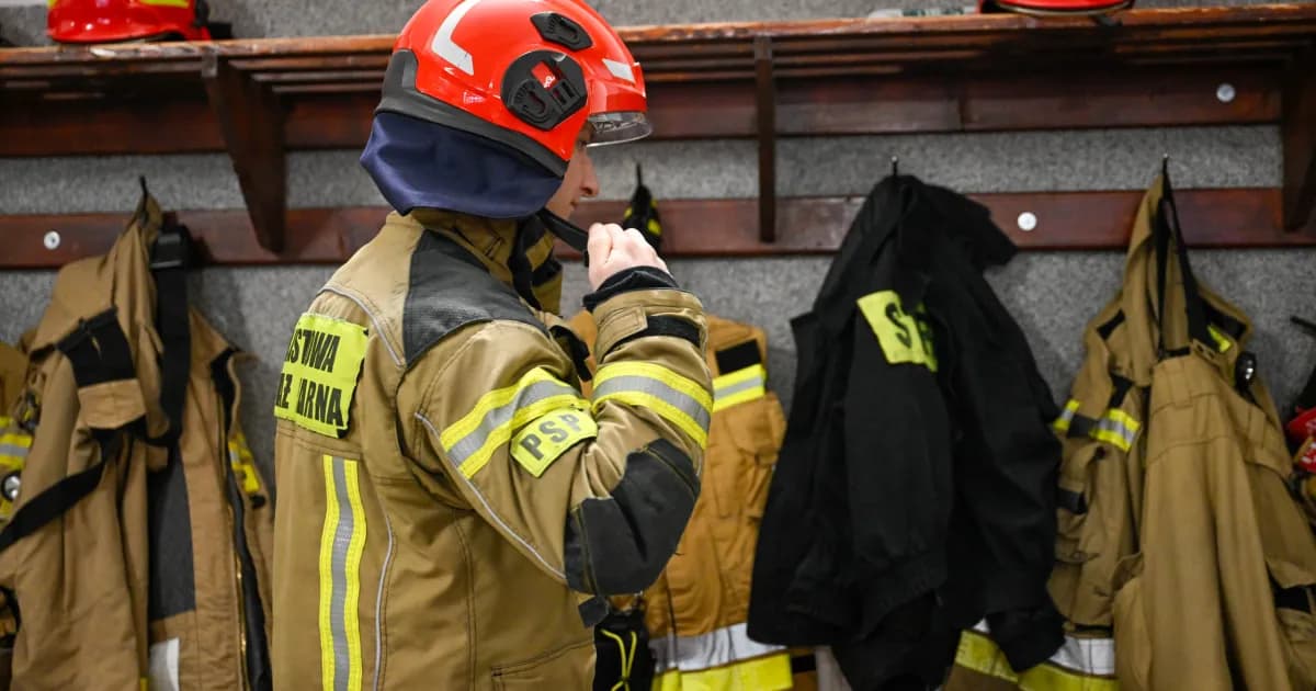Ciężarówka wjechała w wiadukt. Wstrzymany ruch pociągów, zamknięta droga
