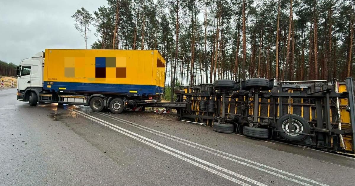 Ciężkie chwile na popularnej trasie. Wypadek ciężarówki na "drodze śmierci"