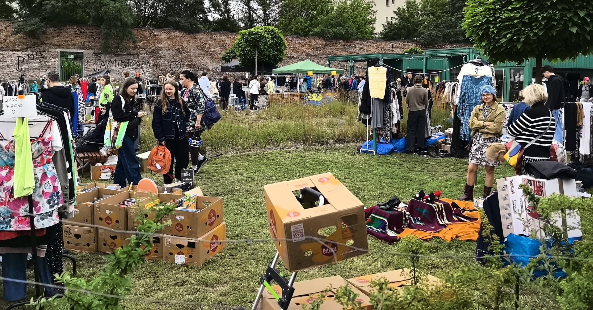 Co ludzie przynoszą na garażówki? Sprawdziliśmy to na kultowym bazarze