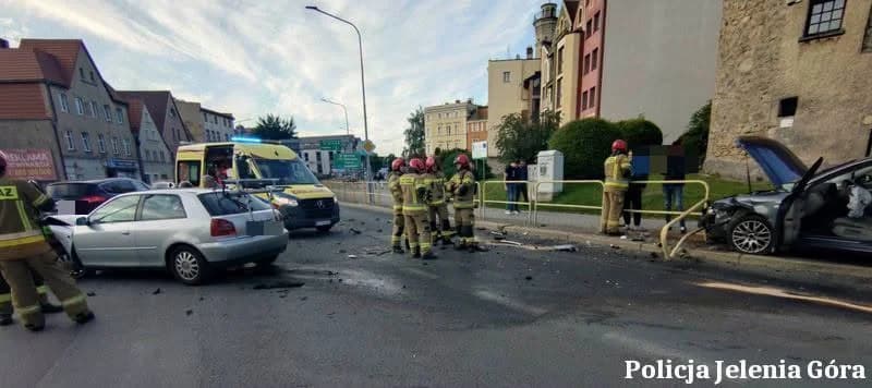 Czarna środa na jeleniogórskich drogach. Zatrzymani kierowcy pod wpływem i groźne zderzenie dwóch Audi