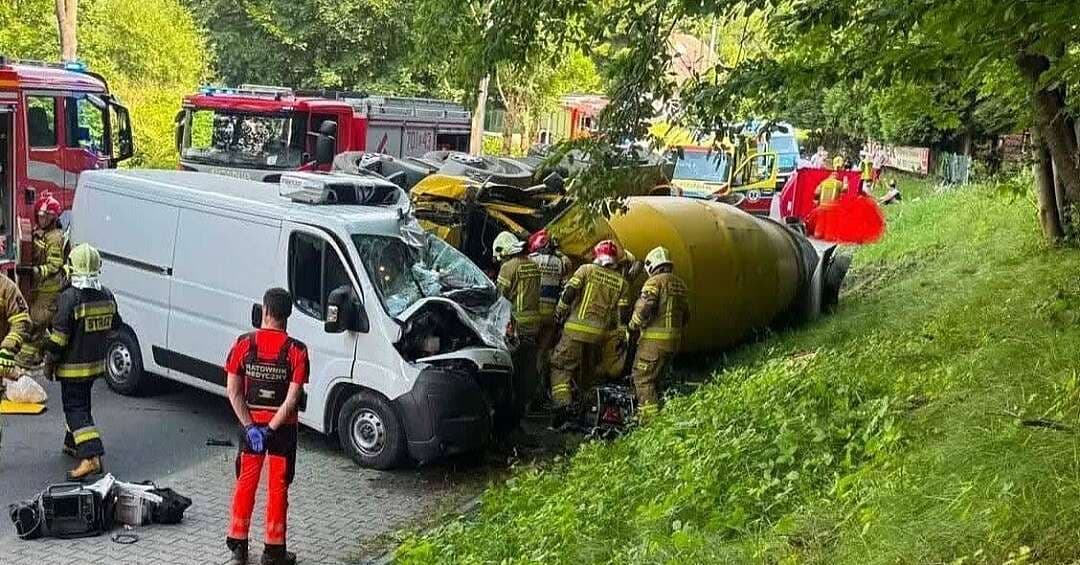 Czernichów. Straszny wypadek drogowy. Nie żyją dwie osoby: rowerzystka i kierowca betoniarki. Strażacy: "To była niezwykle trudna akcja dla nas wszystkich"