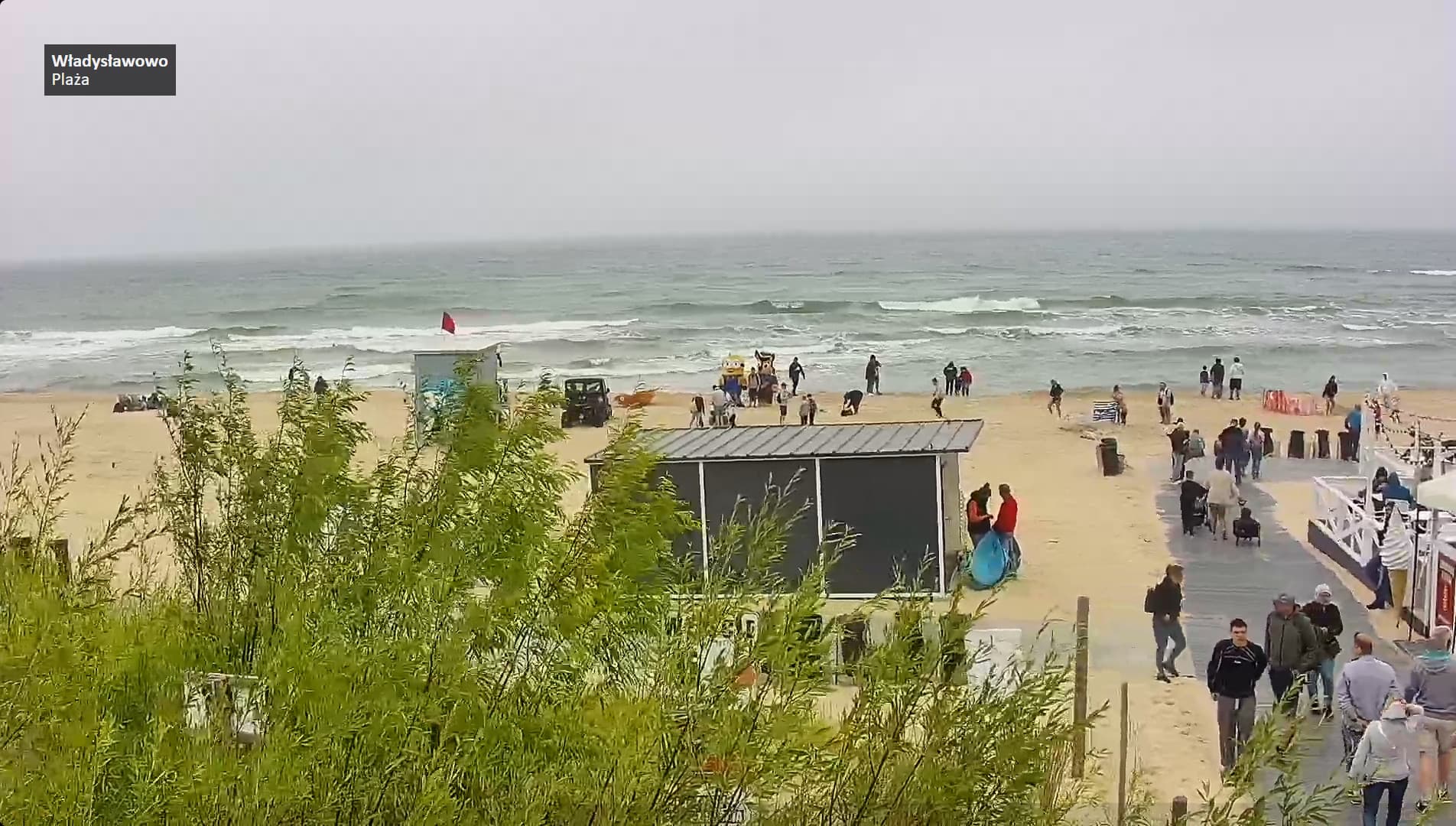Czerwona flaga na pomorskich plażach. Niemal 40 kąpielisk z zakazem wchodzenia do wody
