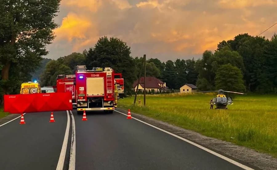 Czerwony parawan na drodze w Jaroszowicach. Samochód rozbił się o drzewo, śmigłowiec LPR w akcji