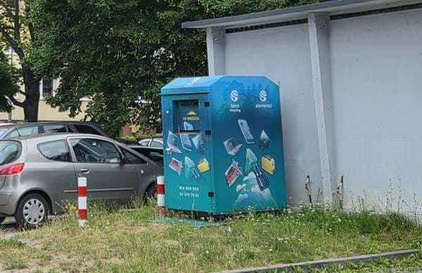 Częstochowa: Pojemnik na elektrośmieci przeniesiony z ul. Kukuczki na ul. Dekabrystów