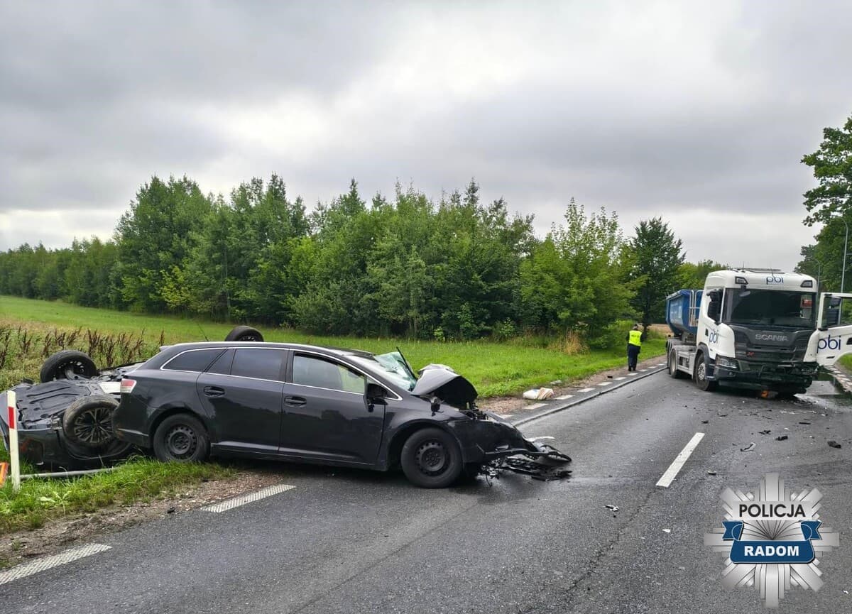 Czołowe zderzenie na krajowej „9”. Dwie osoby trafiły do szpitala, droga jest zablokowana