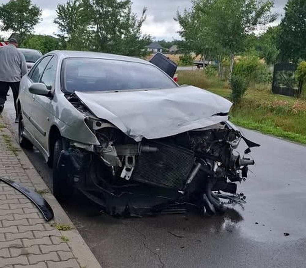Czołowe zderzenie osobówki i auta dostawczego w Niedrzwicy Dużej. Są utrudnienia w ruchu