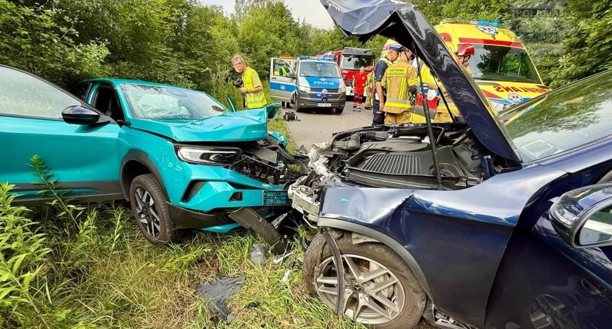 Czołowe zderzenie w Dziećkowicach koło stadniny. Ulica Długa całkowicie zablokowana 2
