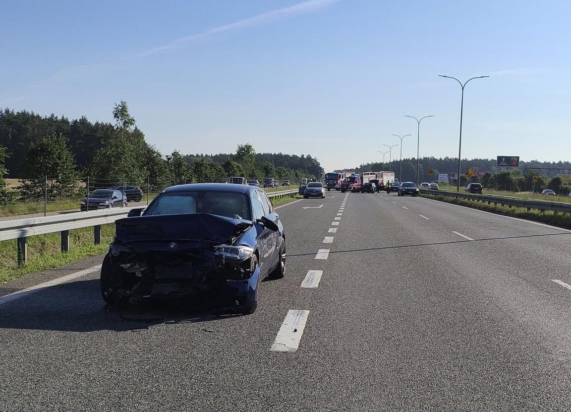 Cztery auta rozbite na S8. Trzy osoby trafiły do szpitali.
