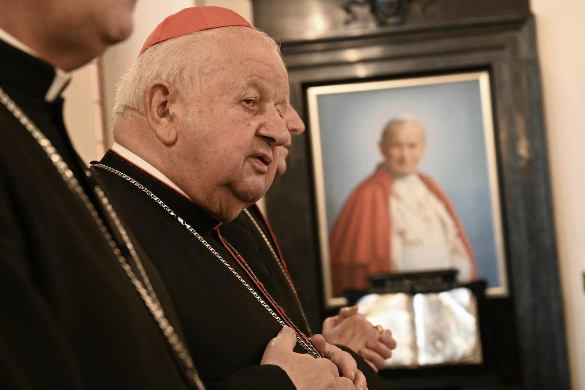 Czy kardynał Dziwisz może nie przyjść na rozprawę? Sąd: to nie świadek o tym decyduje