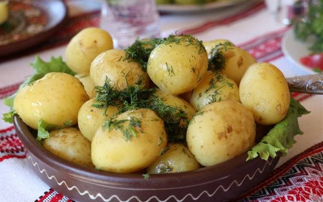 Czym przyprawiać ziemniaki? Które zioła i przyprawy pasują do ziemniaków?