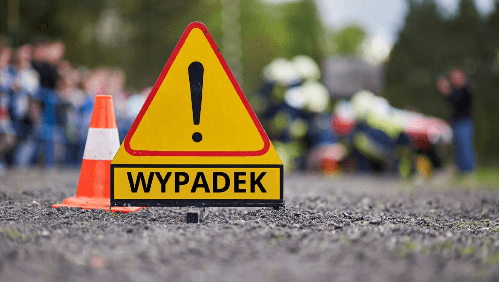 Dachowanie auta na drodze powiatowej