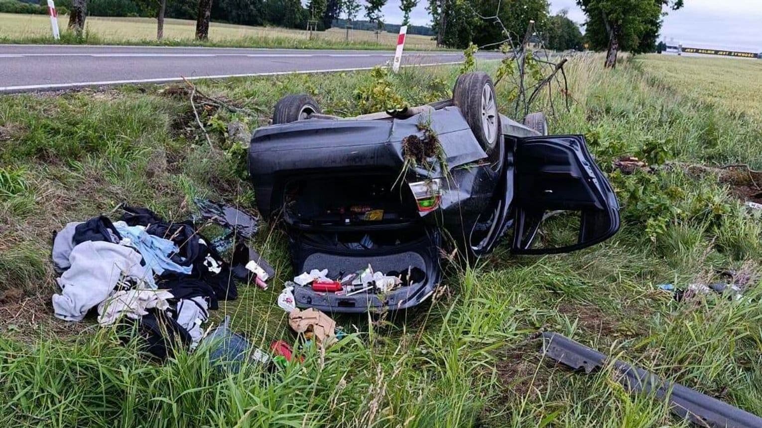 Dachowanie BMW w Białczynie. Jedna osoba trafiła do szpitala