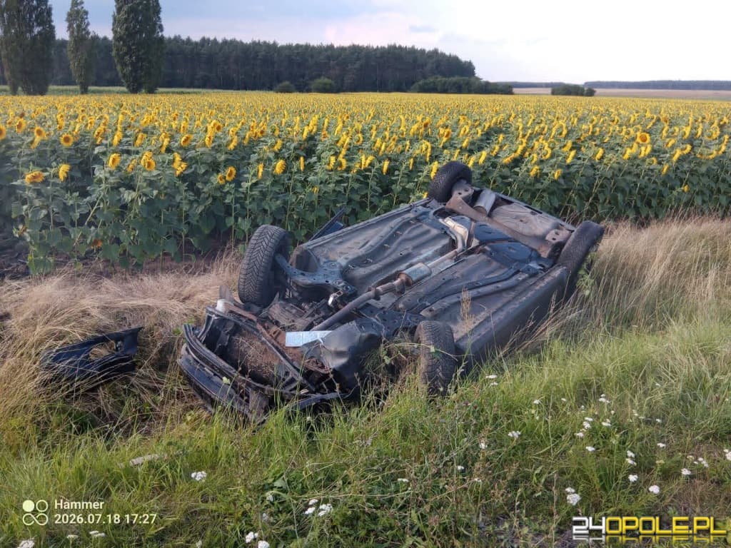 Dachowanie na DW 409. Dwie osoby podróżowały samochodem