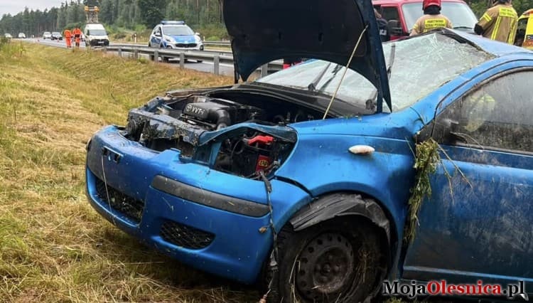 Dachowanie na trasie S8 nieopodal Sycowa. Pilnie wezwano służby