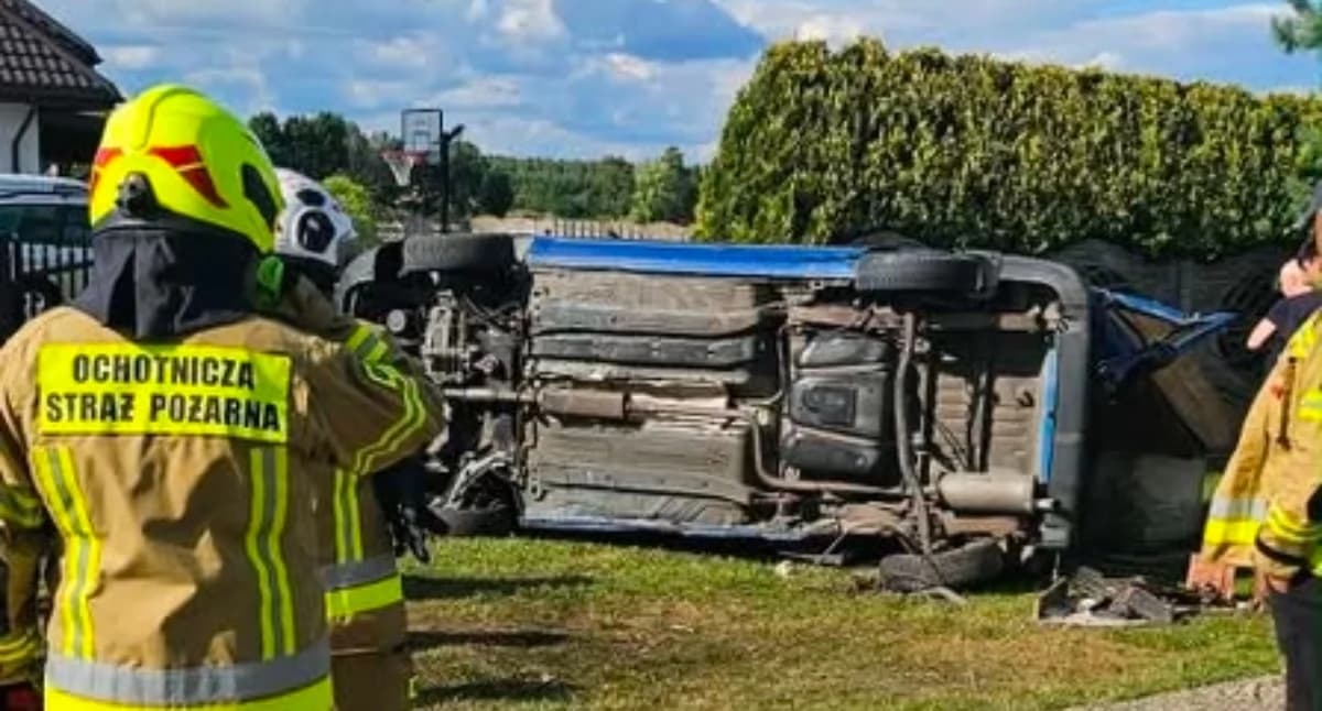 Dachowanie w Piastowie. Kierowca i dziecko trafili do szpitala