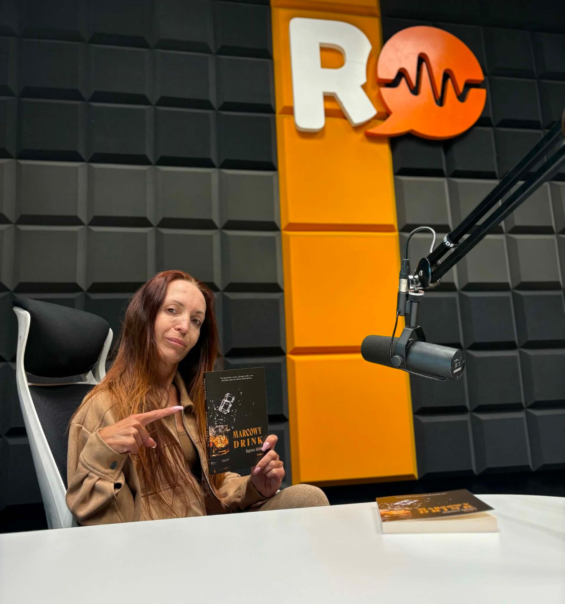 Dagmara Kalinko zaprezentuje swoją książkę na spotkaniu autorskim w bibliotece