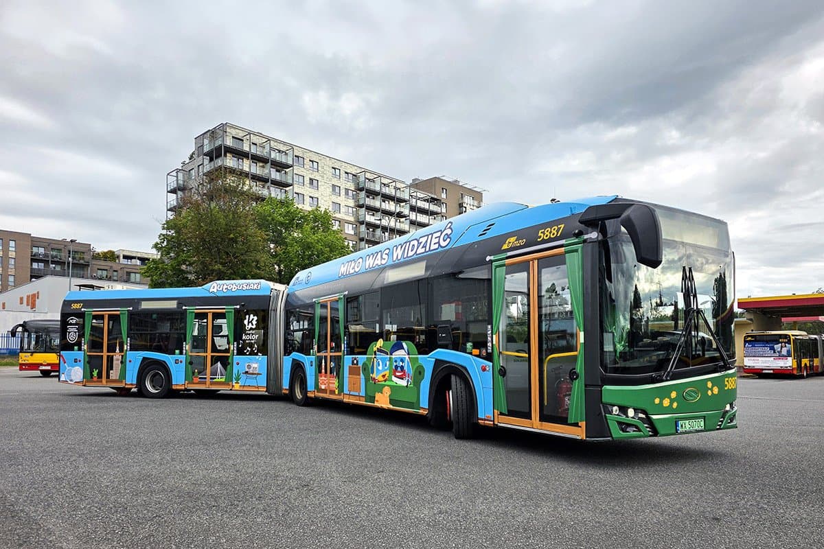 Darmowe przejazdy, a w środku atrakcje. Po Warszawie kursuje wyjątkowy autobus