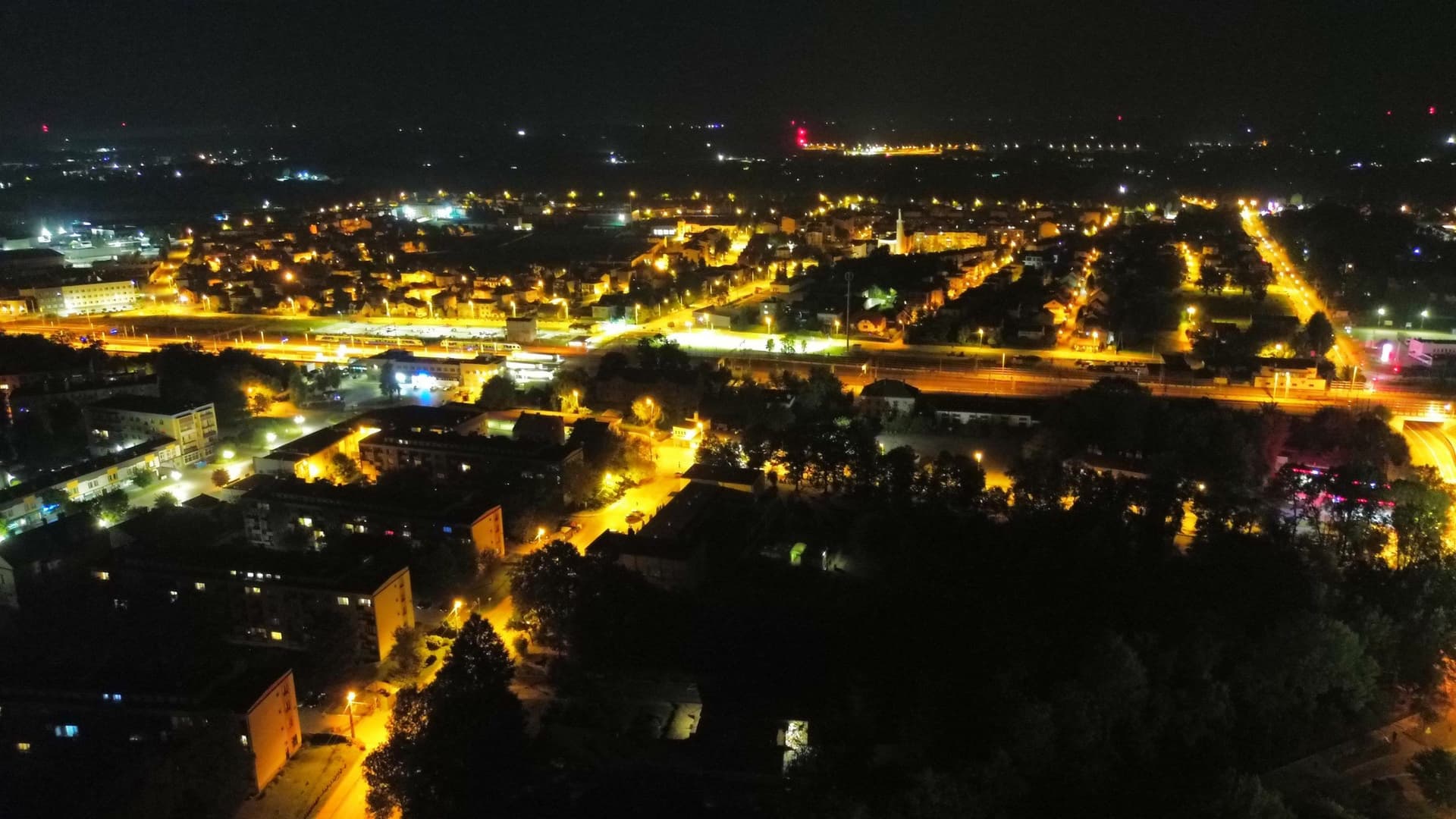 Dębica nocą. Jakie części miasta uwiecznione zostały na fotografiach ?