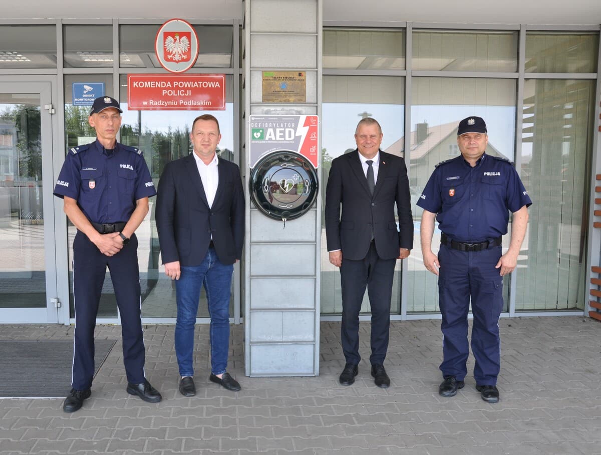 Defibrylator AED przy komendzie w Radzyniu Podlaskim. Urządzenie może pomóc uratować życie