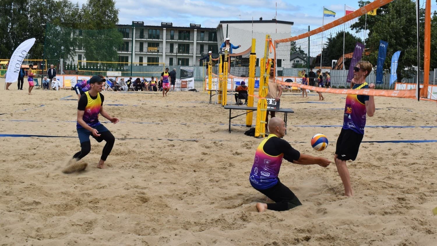 Deszcz i wiatr nie zatrzymały siatkarzy. Charzykowy Plaża Open za nami