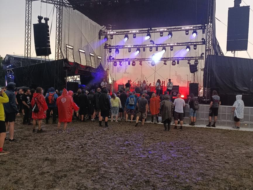 Deszcz nie pokonał Jarocina. Festiwal ruszył mimo ulewy