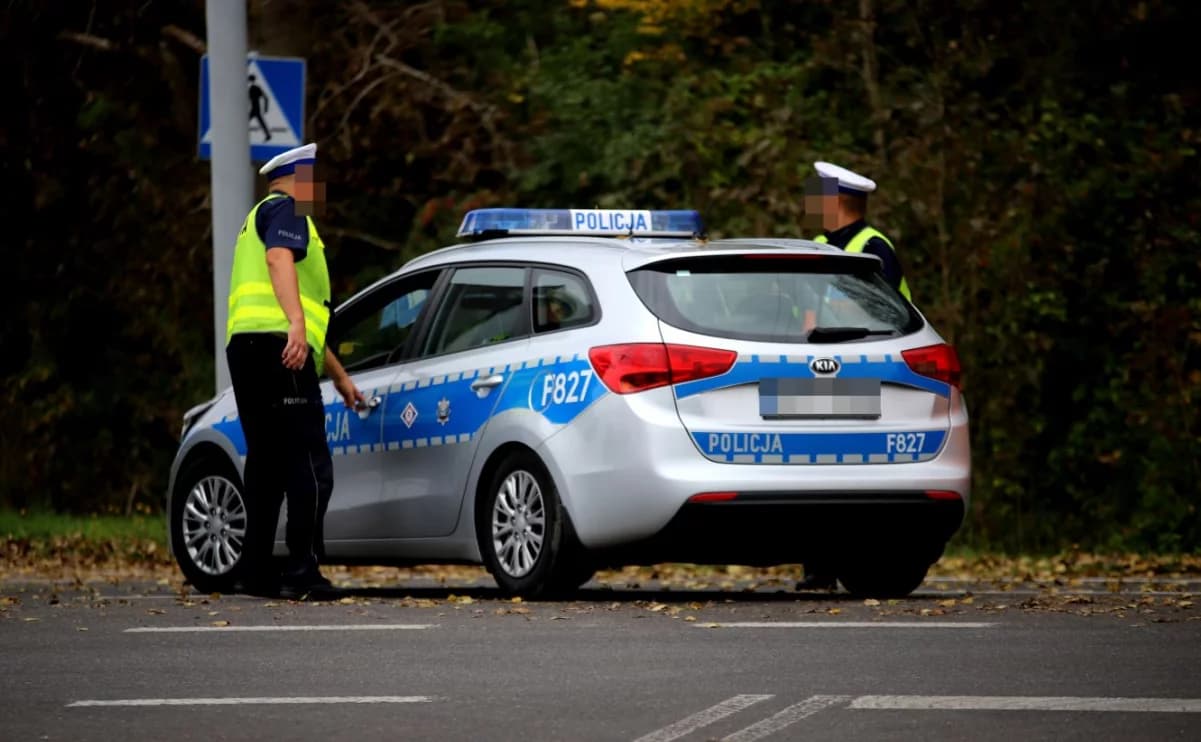 Dewastacja kamienic w Krośniewicach. Policja ustala tożsamość przestępców i bada sprawę
