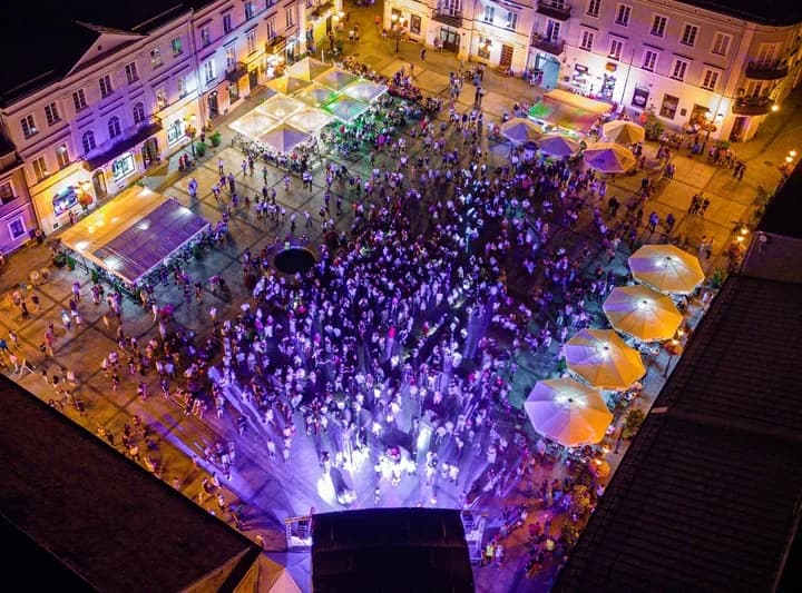 DJ-e wracają na parkiet w Rynku Trybunalskim. Wstęp jest wolny