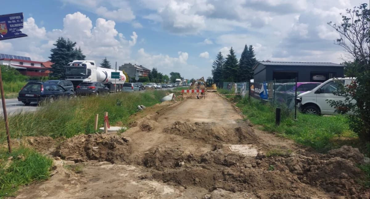 DK74 Zamość-Jarosławiec w przebudowie. Sznury samochodów na wahadle w Szopinku, trudno dojechać do posesji (zdjęcia)