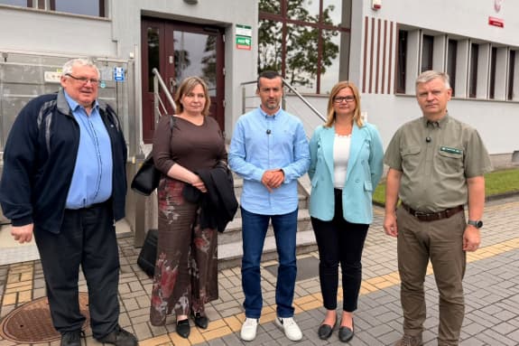 Do lasów lepiej na razie nie wchodzić. Hodowcy powinni zabezpieczyć zwierzęta