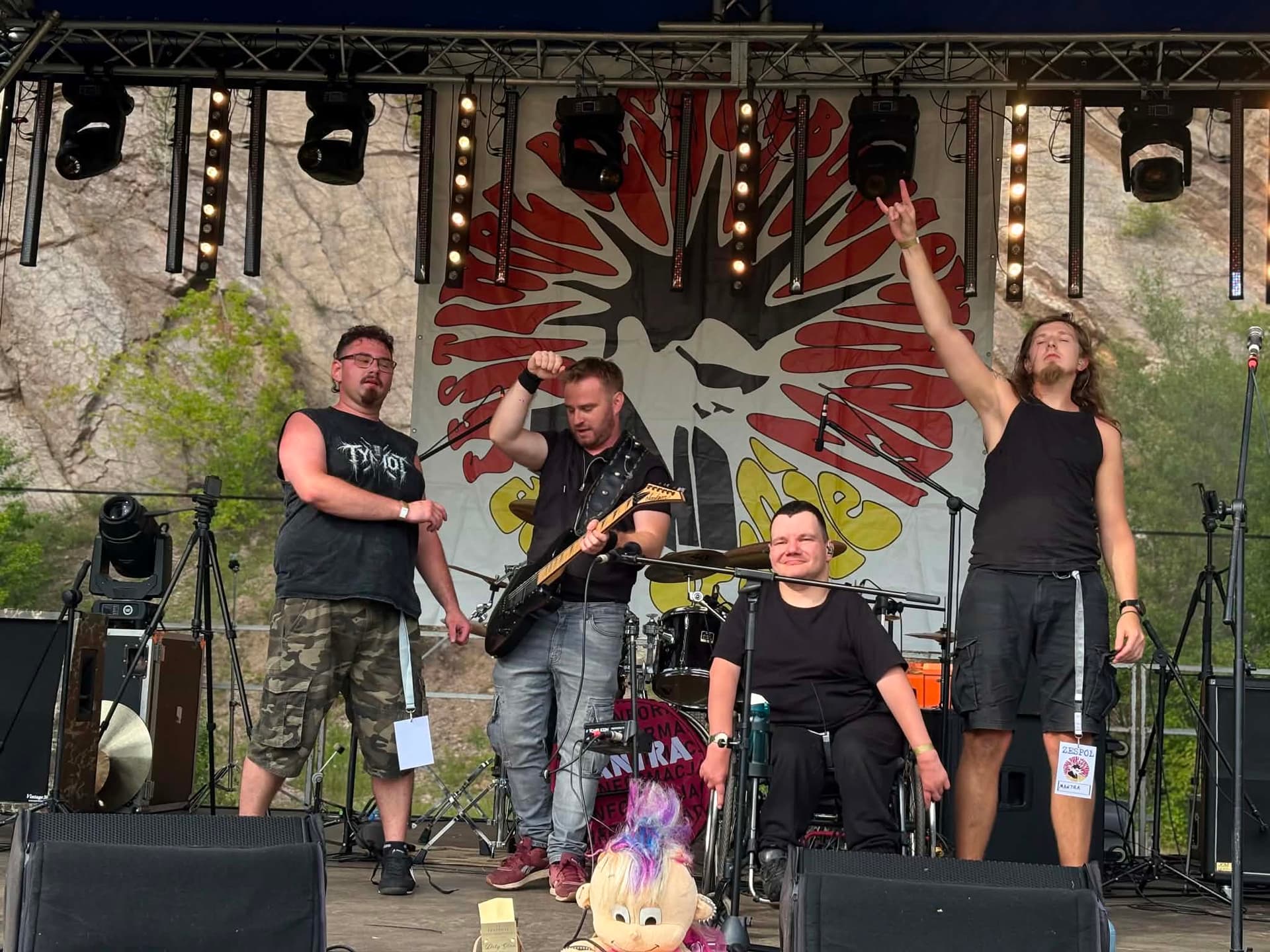 Doły Biskupie ugościły kolorową publiczność Festiwalu Pieśni Zbuntowanej
