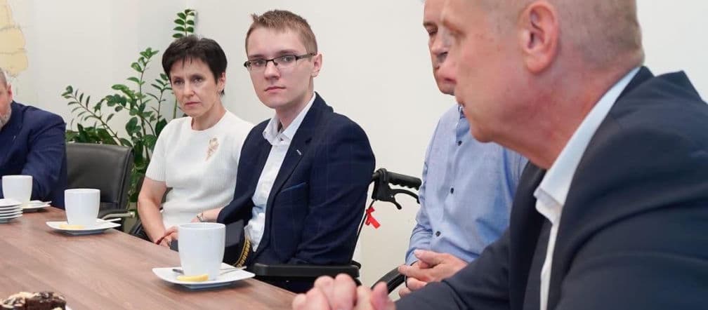 Dominik Hołuj z wizytą w centrali PKP. 17-latek otrzyma wsparcie w dalszej edukacji