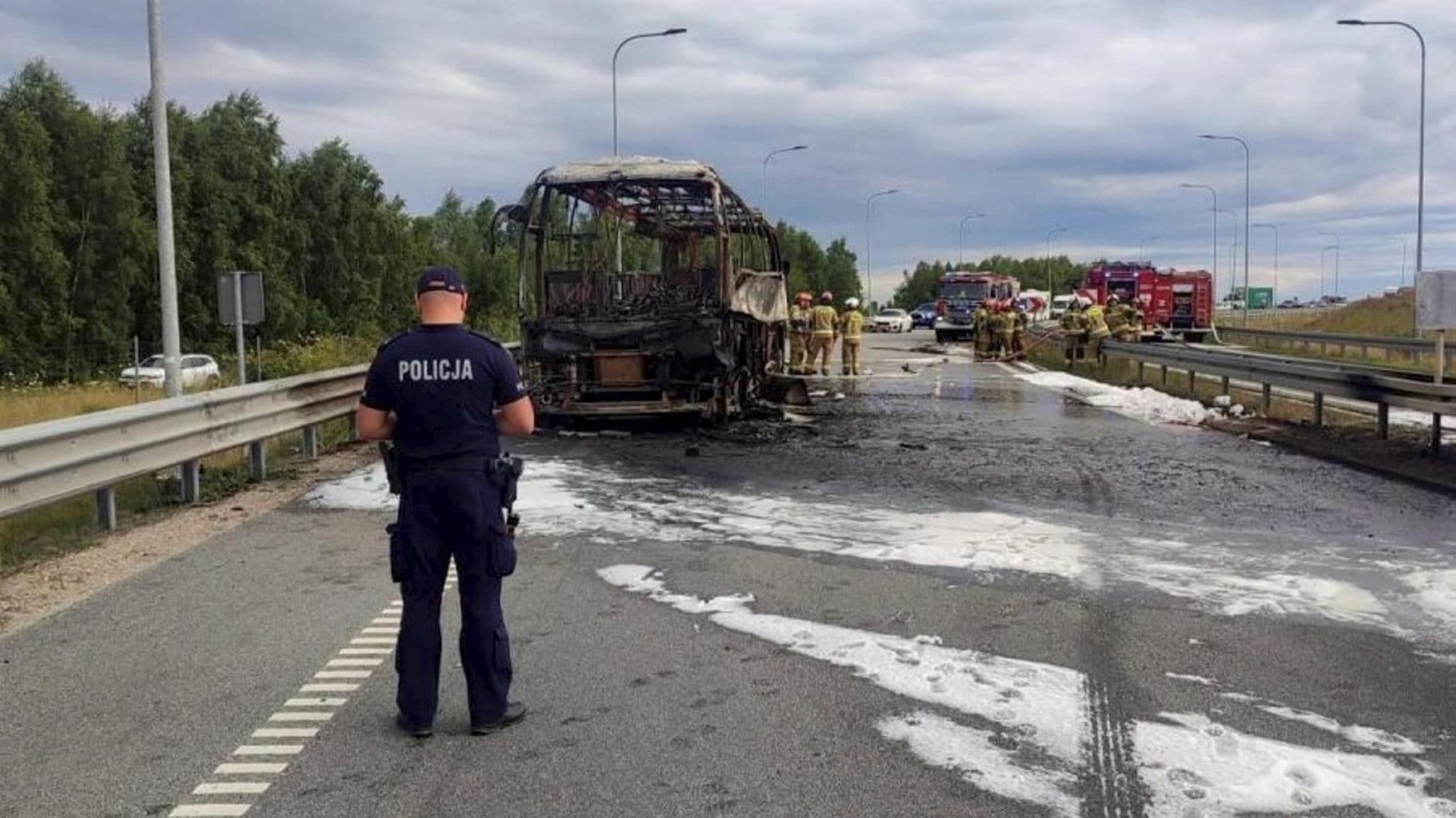 Doszczętnie spłonął autokar na autostradzie A1. Z pojazdu uciekło kilkadziesiąt osób
